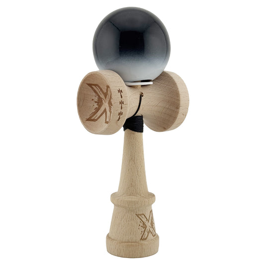 Kendama Profesională King Size V3 – Lemn Natural 18 cm – Super Sticky – Rulment Metalic – Ata 62/65 cm – Negru/Alb